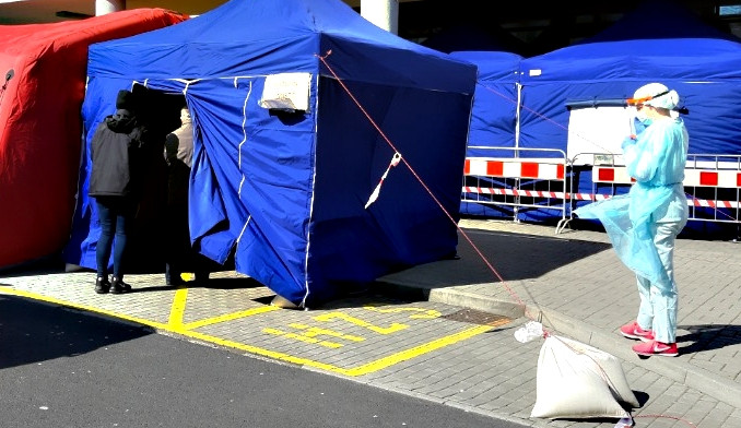 Do krajské nemocnice se dá vstoupit pouze tímto stanem