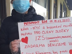 Šijí roušky a občerstvují záchranáře. Vietnamci v Česku se zapojili do boje s novým koronavirem