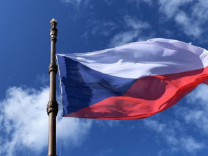 Česká vlajka dnes slaví přesně 100 let. Odborníci ji řadí mezi vůbec nejzdařilejší