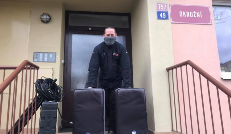 Z těchto reproduktorů zní song "Můj čas" ve Staré Roli