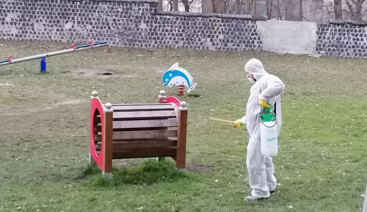 V Nejdku prováděla desinfekci dětských hřišť soukromá firma zdarma
