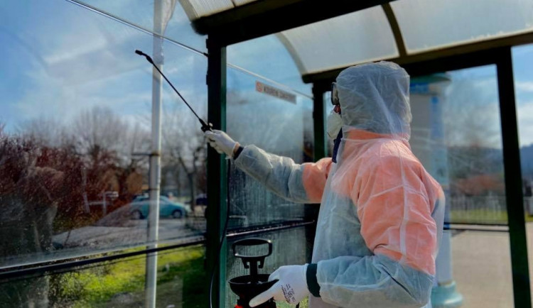 Dopravní podnik Karlovy Vary provádí pravidelnou desinfekci vozů i zastávek