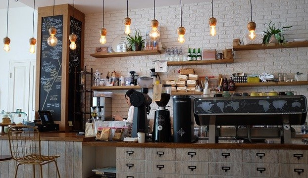 Kavárny a podniky drží nad vodou okénka a eshopy. Přesto většina z nich ještě pomáhá