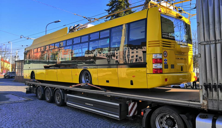 Do Mariánských Lázní dovezly první nové trolejbusy