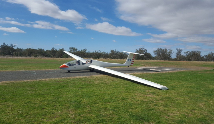 Na chebském letišti se opravuje pojížděcí dráha