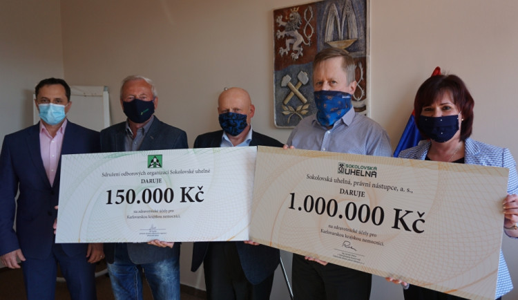 Podnikatelé a odboráři poskytli krajské nemocici finanční dar