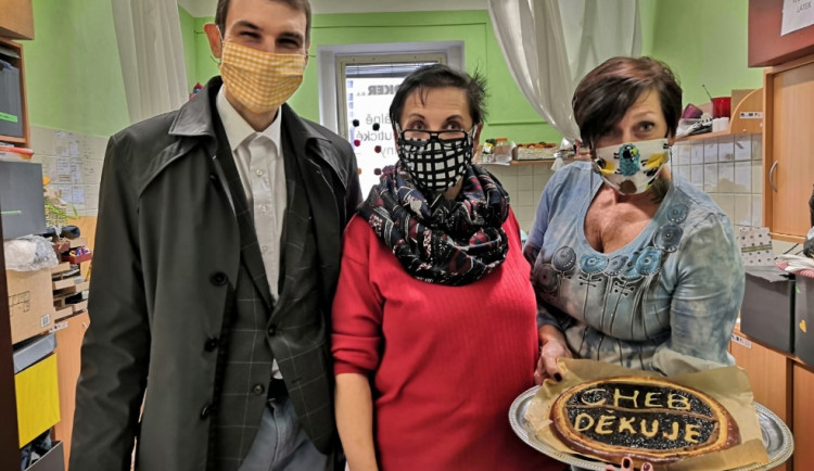 Starosta Chebu Antonín Jalovec pravidelně navštěvuje zařízení, kde se například šijí roušky