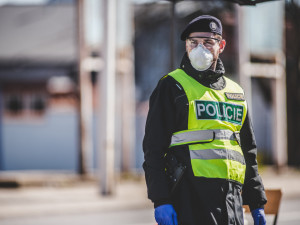Policisté v Karlovarském kraji přistihli během víkendu téměř padesát lidí bez ochranné roušky