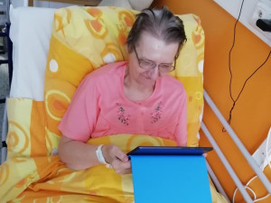 Dlouhodobě hospitalizovaní pacienti v Sokolově a Ostrově mohou využívat tablety ke komunikaci s rodinou