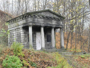 Město Sokolov oplotí hrobku rodiny Schusterů, chce ji ochránit proti vandalům