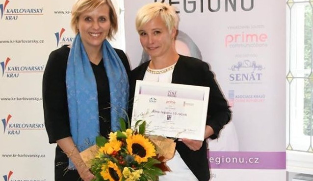 Vloni vyhrála titul Žena regionu za Karlovarský kraj Jana Třísková, které cenu předávala tehdejší hejtmanka Jana Vildumetzová Mračková.