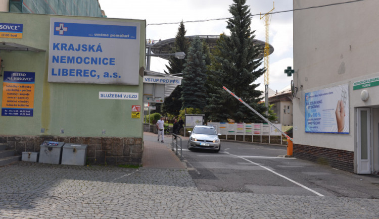 Osoby na konci karantény otestuje nové místo před libereckou nemocnicí