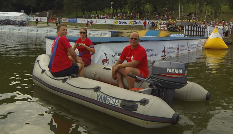 Vodní záchranáři na hladině koupaliště Rolava