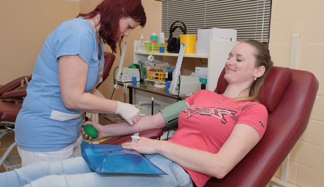Transfúzní stanice rozšířila seznam zemí, u kterých dočasně vyřazuje dárce