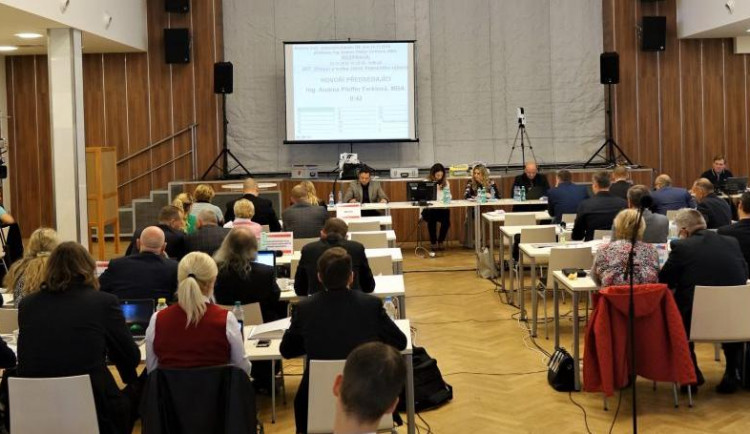 Zastupitelé budou jednat v míčové hale, jejich stoly budou rozmístěny po celé palubovce