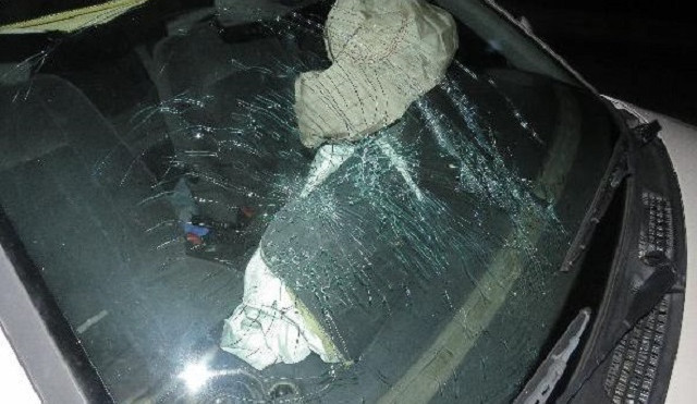 FOTO: Opilý muž bez řidičáku naboural půjčené kolegovo auto, od nehody utekl a vrátil se ještě opilejší