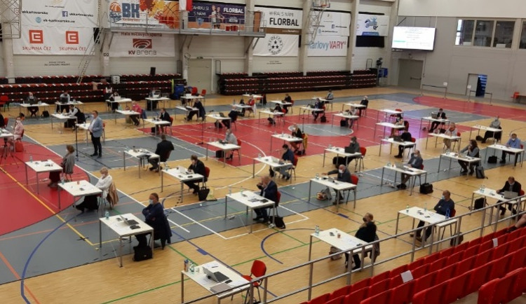 Dnešní jednání zastupitelů v míčové hale KV Arény