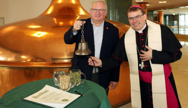 Sládek Václav Berka s biskupem Tomášem Holubem, který požehnal várce piva pro Vatikán
