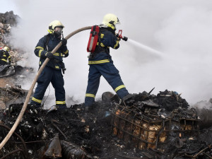 Hasiči už deset hodin hasí požár skládky komunálního odpadu u Vintířova