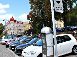 Za parkování se opět začíná platit a to v Karlových Varech i Sokolově