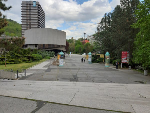 Na Karla IV. byste dnes v Karlových Varech čekali marně