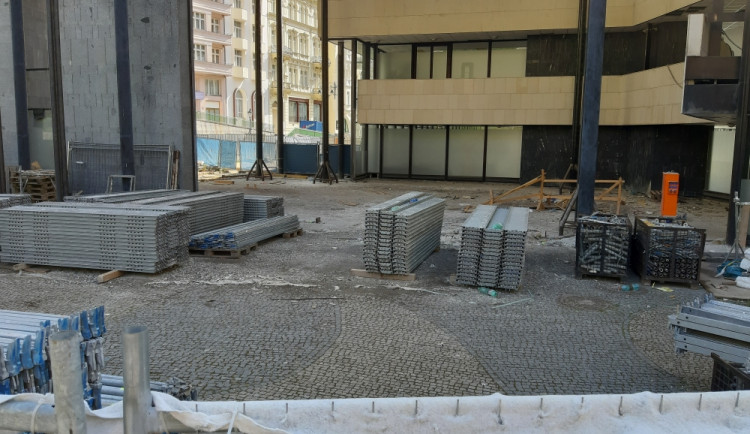 V Karlových Varech pokračuje oprava Vřídelní kolonády