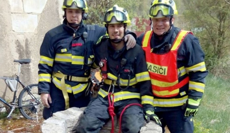 Hasičům trvalo pouhých třináct minut, než přijeli a vyprostili desetiletého chlapce ze studny