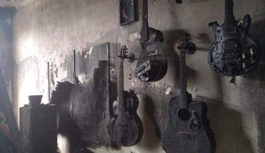 FOTO/VIDEO: Kytarista kapel Mucha a Ty Syčáci přišel při požáru o všechny nástroje, kolegové mu na pomoc založili sbírku