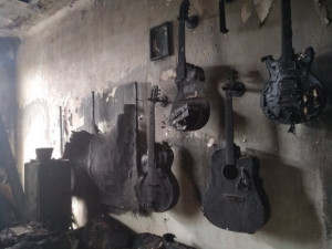 FOTO/VIDEO: Kytarista kapel Mucha a Ty Syčáci přišel při požáru o všechny nástroje, kolegové mu na pomoc založili sbírku