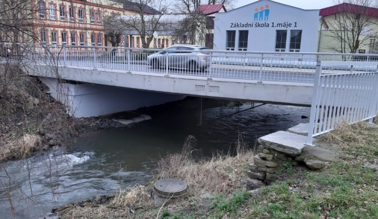 Most v Karlových Varech se bourat nemusí