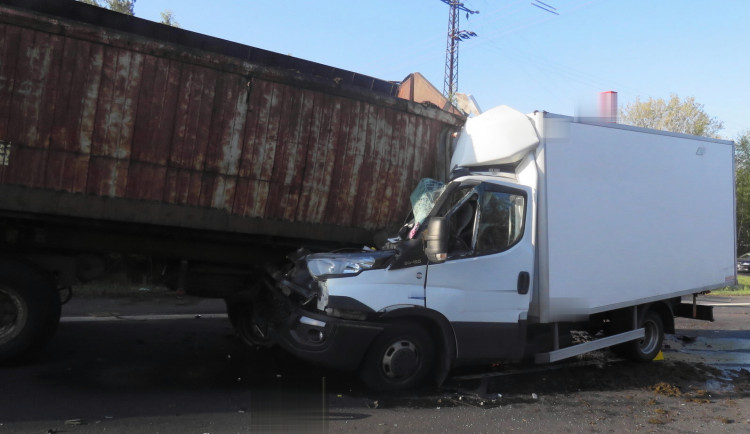 Dnes ráno došlo v Karlových Varech k nehodě tří vozidel