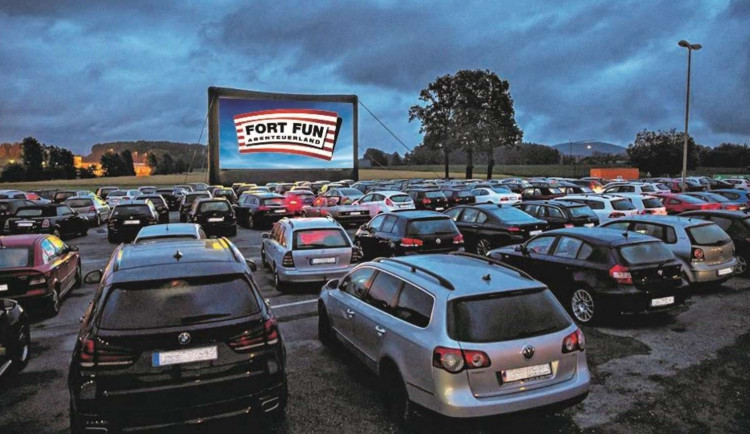 Populární autokino otevřou i v Karlových Varech, promítat se bude na letišti