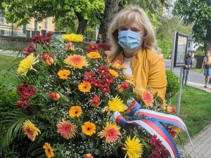 Sztarostka Nové Role Jitka Pokorná pokládá věnec v pomníku umučeným