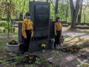 Čestná stráž u pomníku v Nové Roli