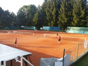 Nové zázemí pro tenisty v areálu Baník v Sokolově je hotové