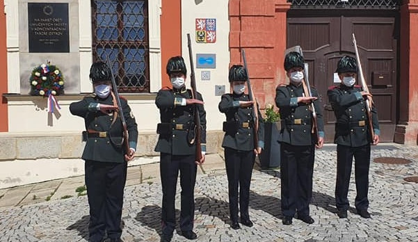 Ostrvští Ostrostřelci při dnešním kladení věnců