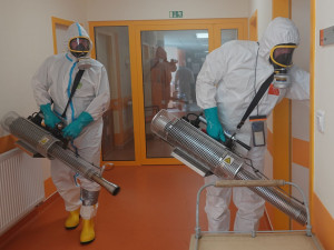 Hasiči při provádění desinfekce chebské nemocnice