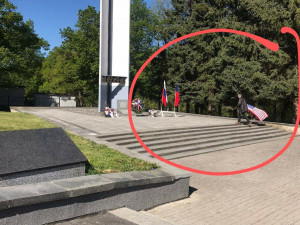 Odstraněná americká vlajka vyvolává emoce u politiků i obyvatel města