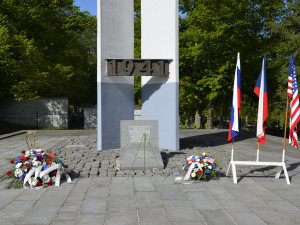 Odstraněná americká vlajka vyvolává emoce u politiků i obyvatel města