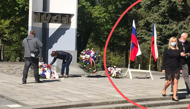 Ve stojanu chybí americká vlajka