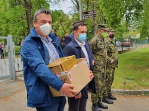 Vedení kraje poděkovalo odjíždějícím vojákům za pomoc a odvedenou práci