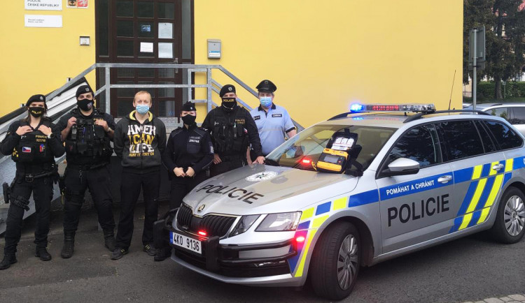 Ostrovští policisté, kteří se podíleli na záchraně života.