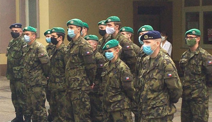 Vojáci, kteří pomáhali v Mariánských Lázních, dnes odjeli domů