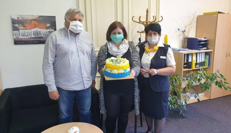 Romana Damborská (uprostřed) s dortem pro zaměstnance pošty