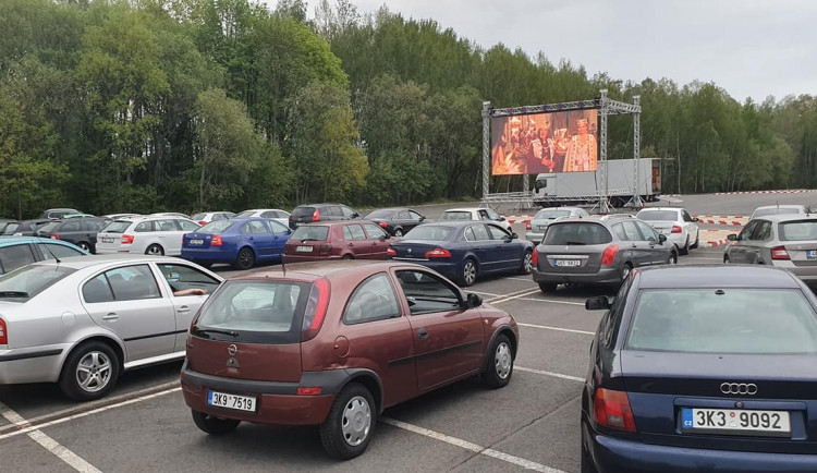 Milovníci filmů dnes zamíří na karlovarské letiště, autokino je hitem i v Sokolově