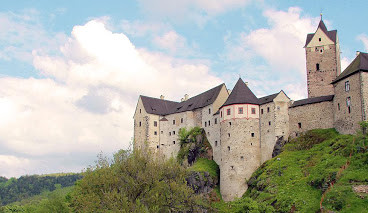 Hrad Loket si pro návštěvníky připravil středověké hry