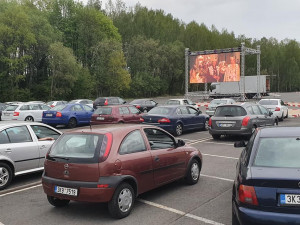 Milovníci filmů dnes zamíří na karlovarské letiště, autokino je hitem i v Sokolově