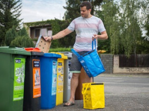 Češi zůstávají elitou v třídění. Každý vhodil do barevné popelnice v průměru 51 kilogramů odpadu