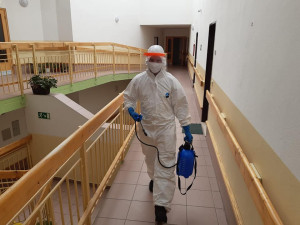 Ostrovští hasiči desinfikují domov pro seniory