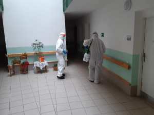 Ostrovští hasiči desinfikují domov pro seniory